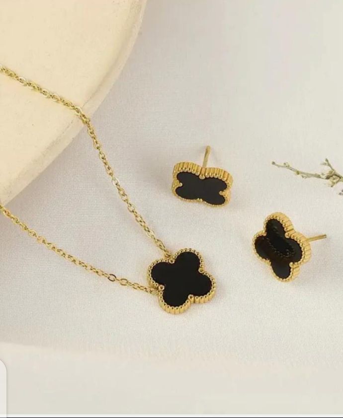 4 leaf panded + 4 pair ear studs in gold plate